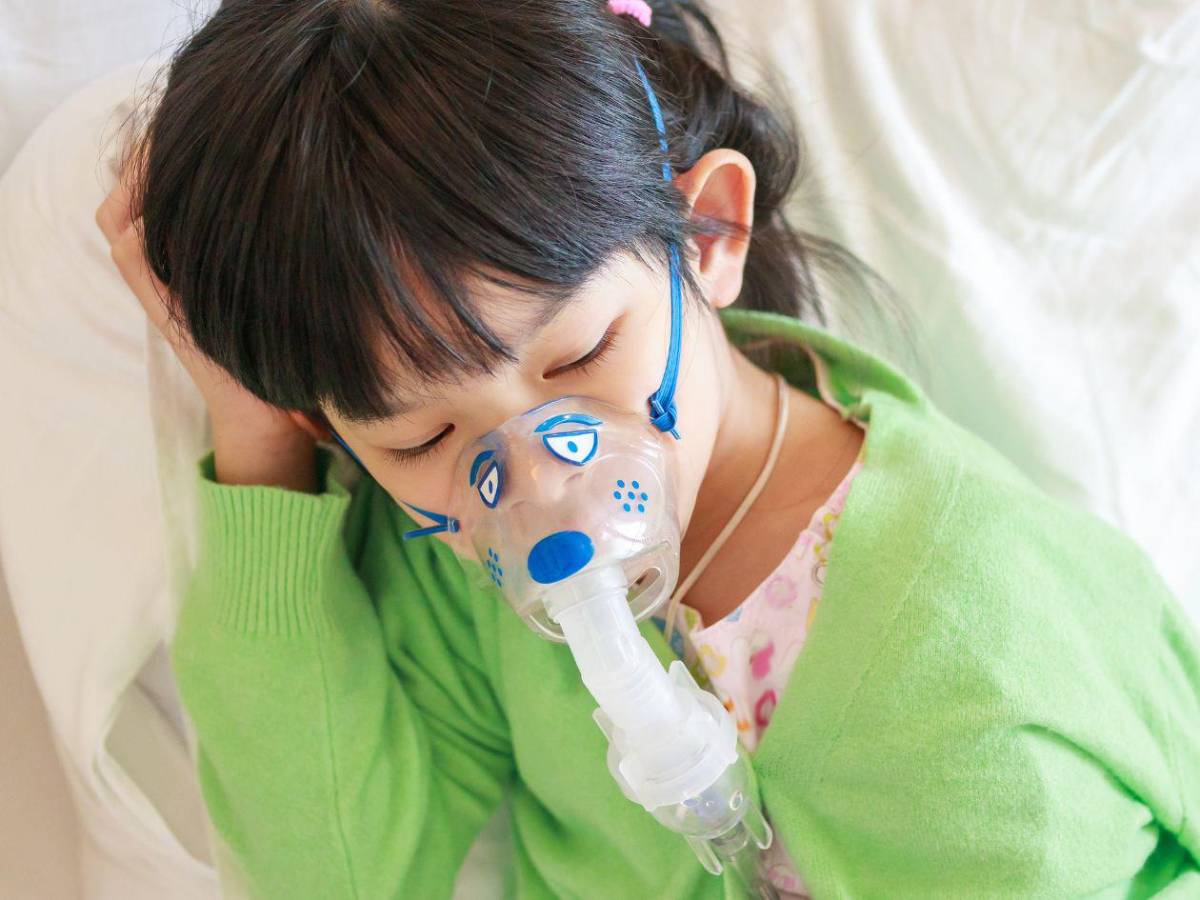 Así destroza la tos ferina el pecho de un bebé: tose hasta ponerse morado...