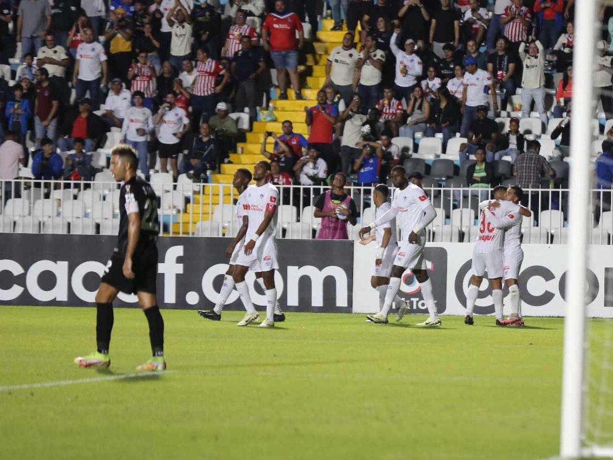 Jugadores del Olimpia celebrando el gol marcado por Michaell Chirinos.