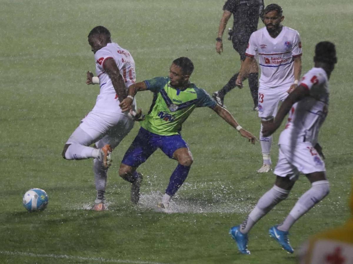 Bellas chicas cautivan, show del DT de Motagua y la fuerte lluvia en el Olimpia - Olancho