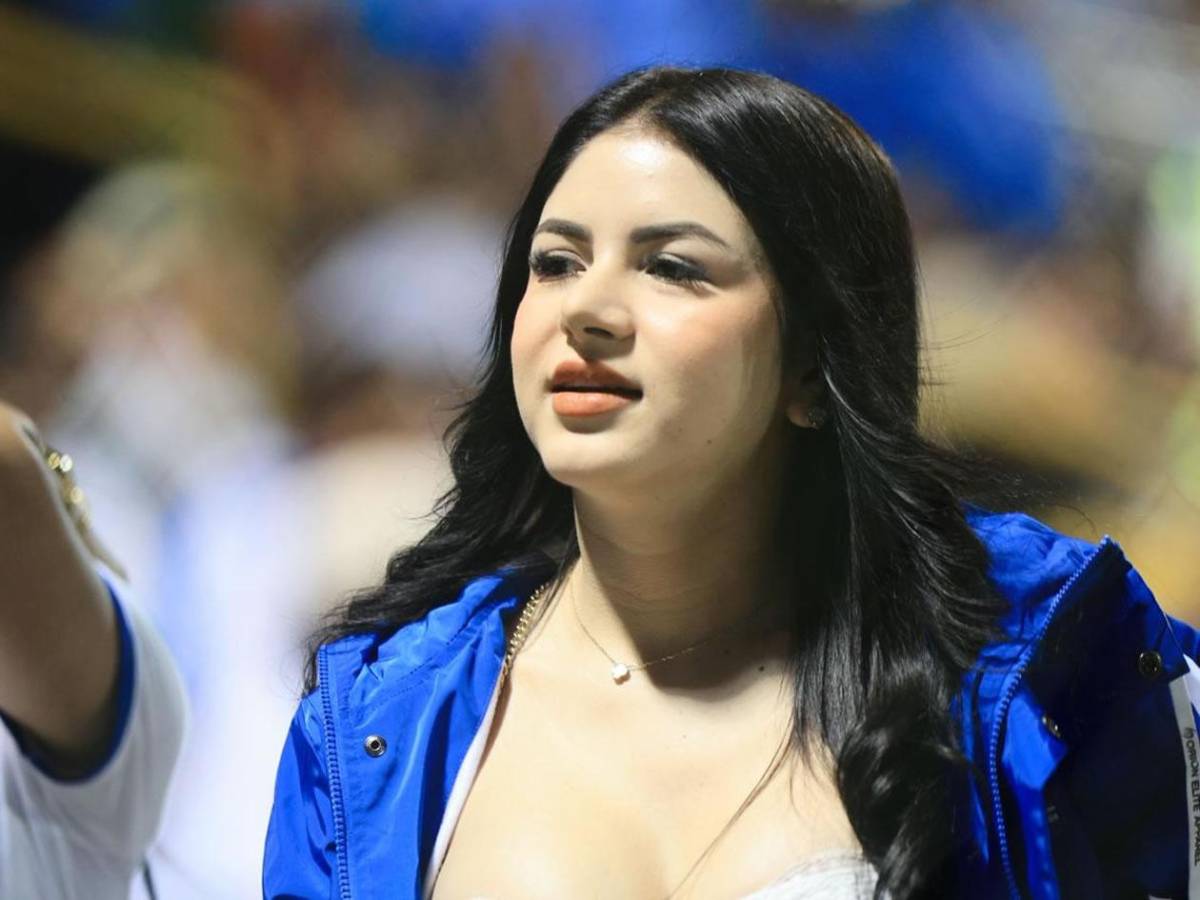 Periodista enamora: las bellas chicas cautivan en el Nicaragua vs Honduras