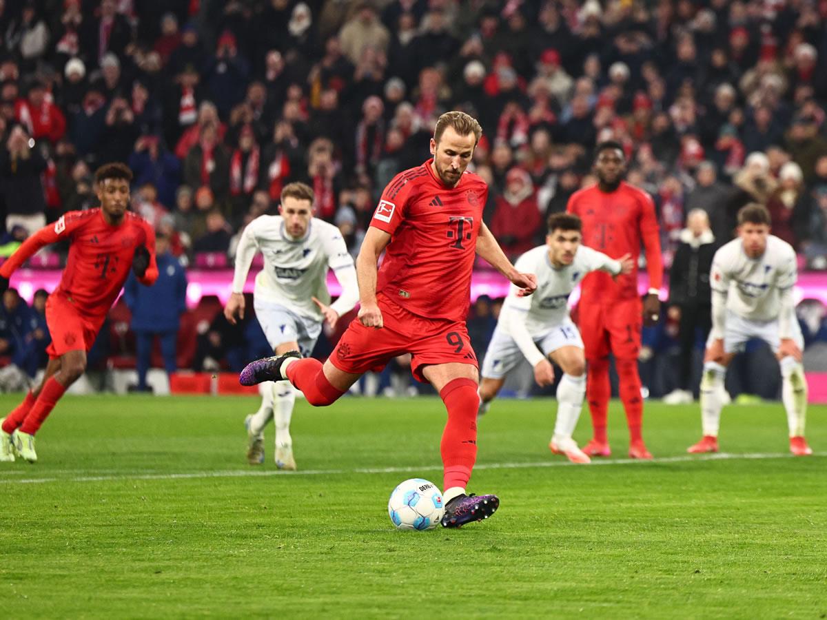 El delantero inglés del Bayern, Harry Kane, logra el 3-0 durante el partido de la Bundesliga.
