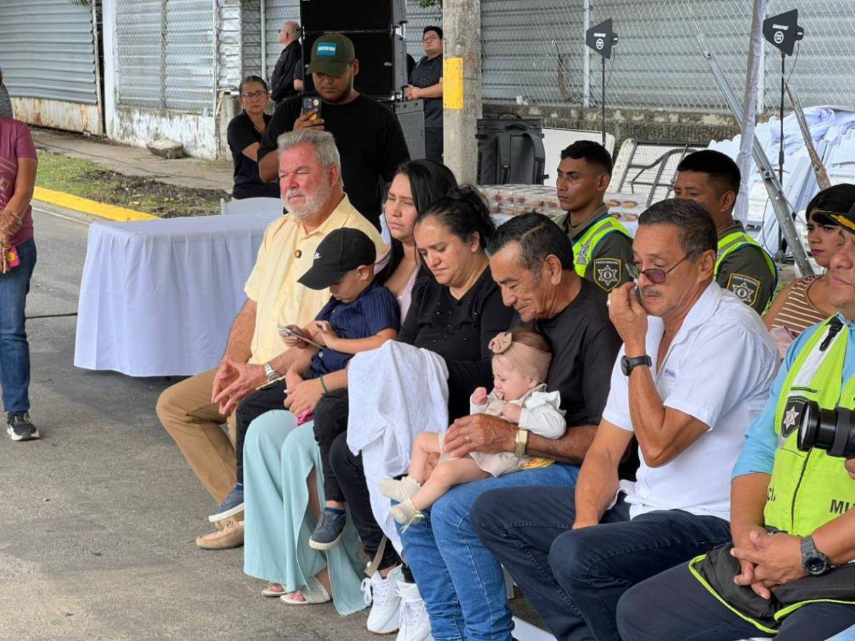 San Pedro Sula honra al inspector Kevin Pérez con placa por su acto heroico