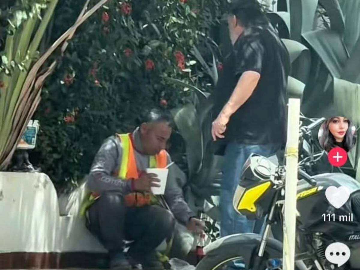 Filósofo corre a albañil por comer frente a su casa y desata ola de protestas en México