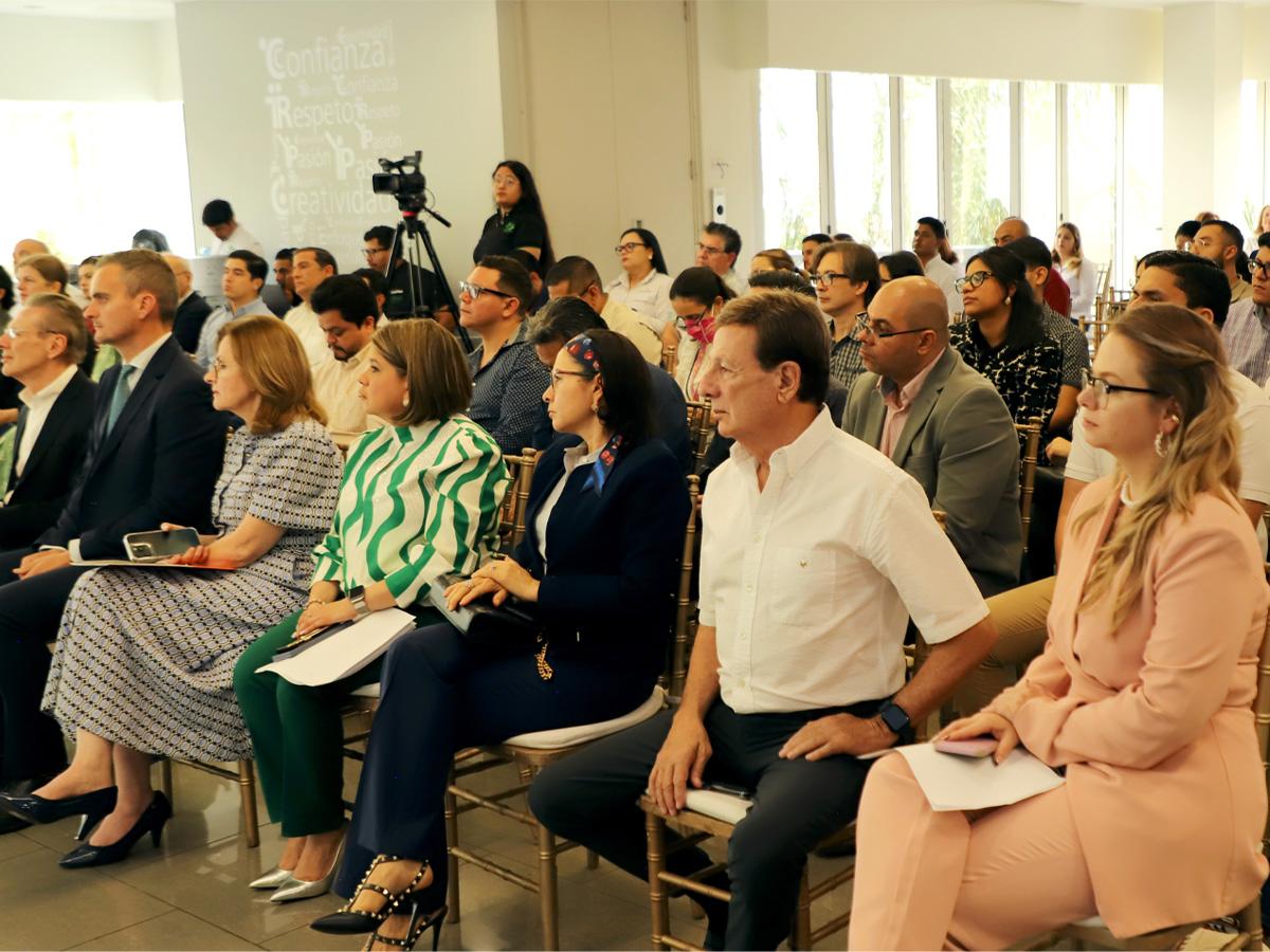 Asistentes que participaron en el conversatorio “Importancia de la Investigación e Innovación para la Sostenibilidad Ambiental”, el cual contó con la participación de expertos locales e internacionales.
