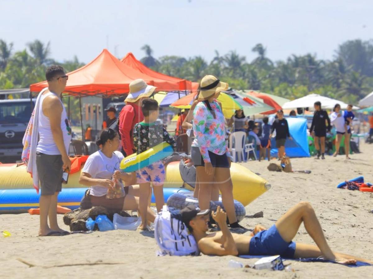 Ambiente cálido y tranquilo marca la Semana Morazánica en las bellas playas de Tela
