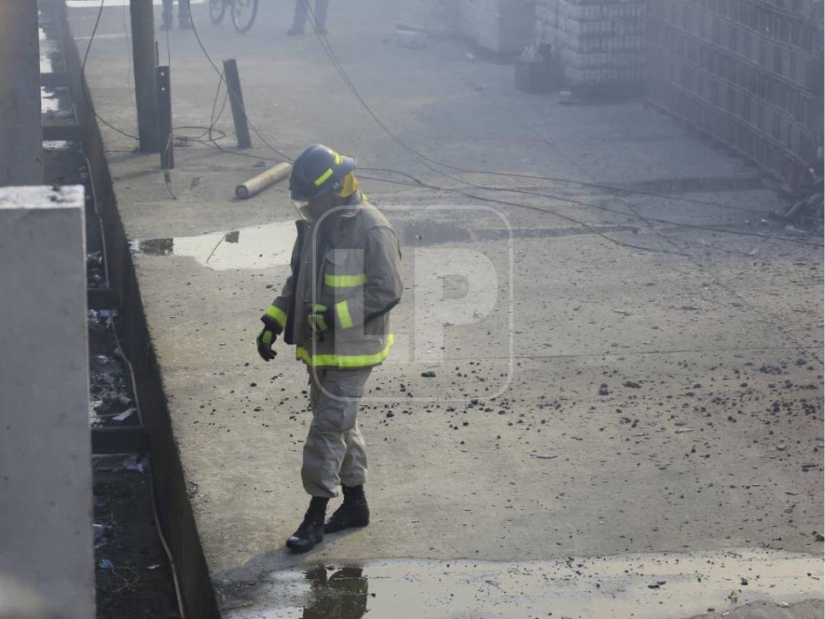 Fotos: Voraz incendio consume bodega en San Pedro Sula