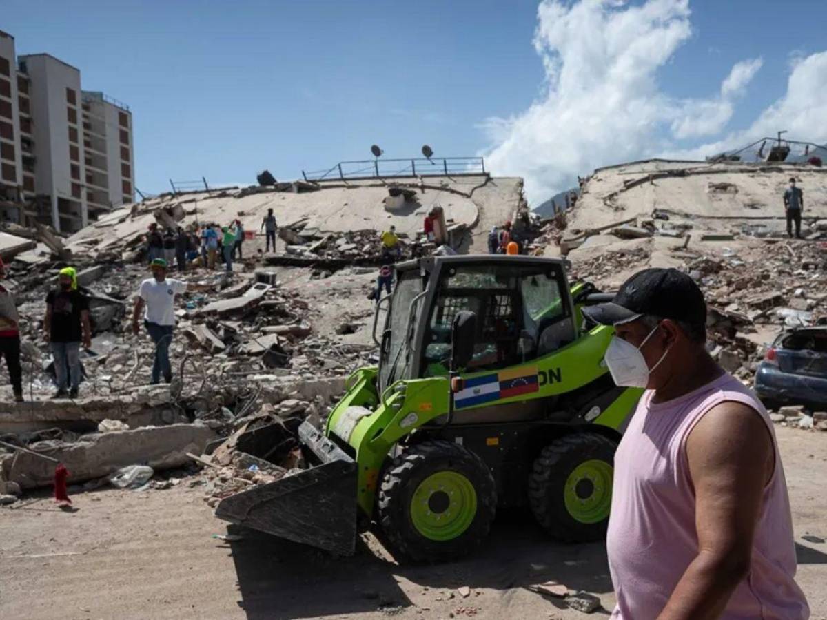 “No es nada fácil”: venezolano despide a su madre, esposa y dos hijas fallecidas tras terremoto en Venezuela