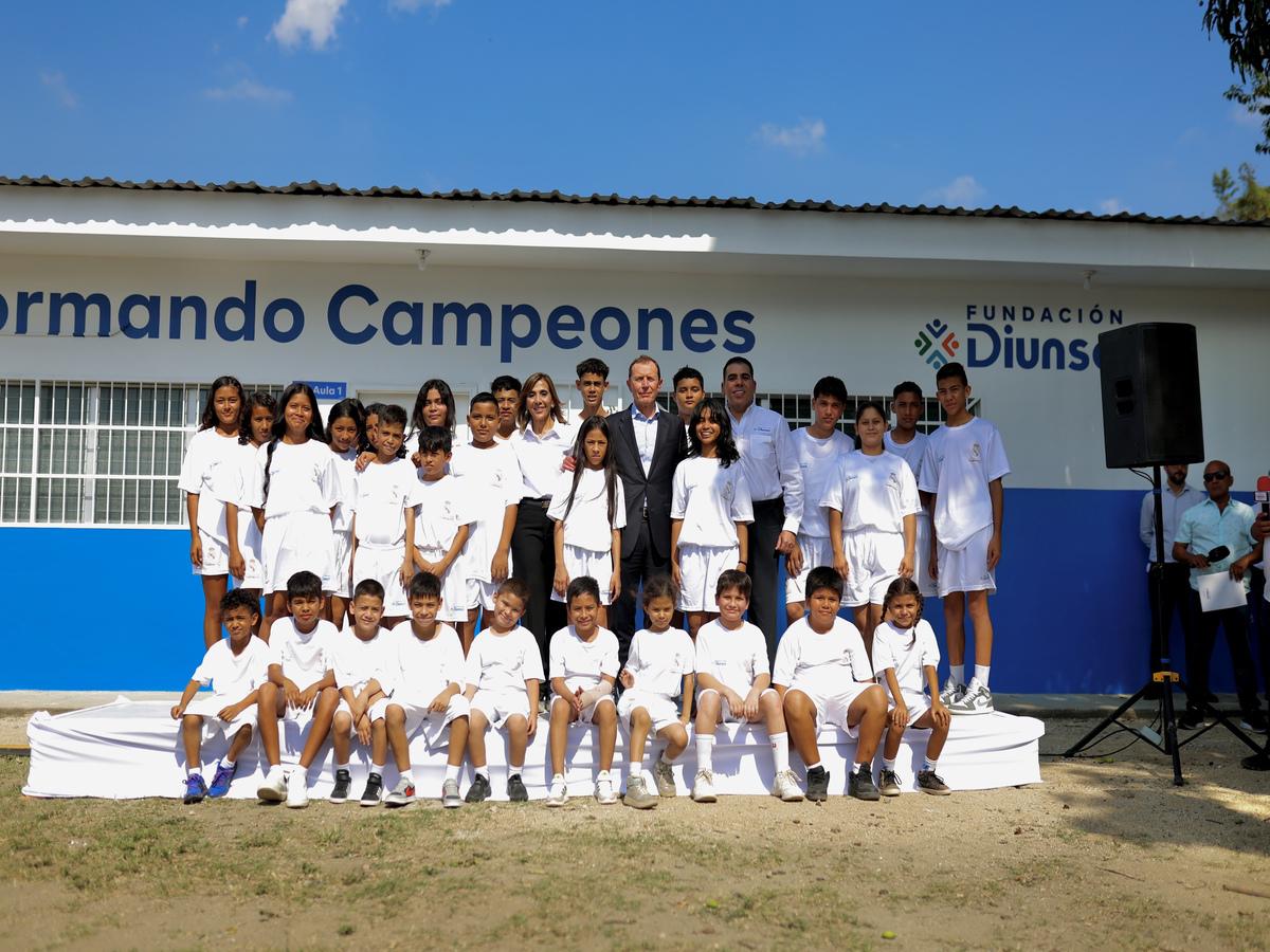 Los pequeños de ESD de San Pedro Sula junto a Emilio Butragueño, Mario Faraj y Diana Faraj.