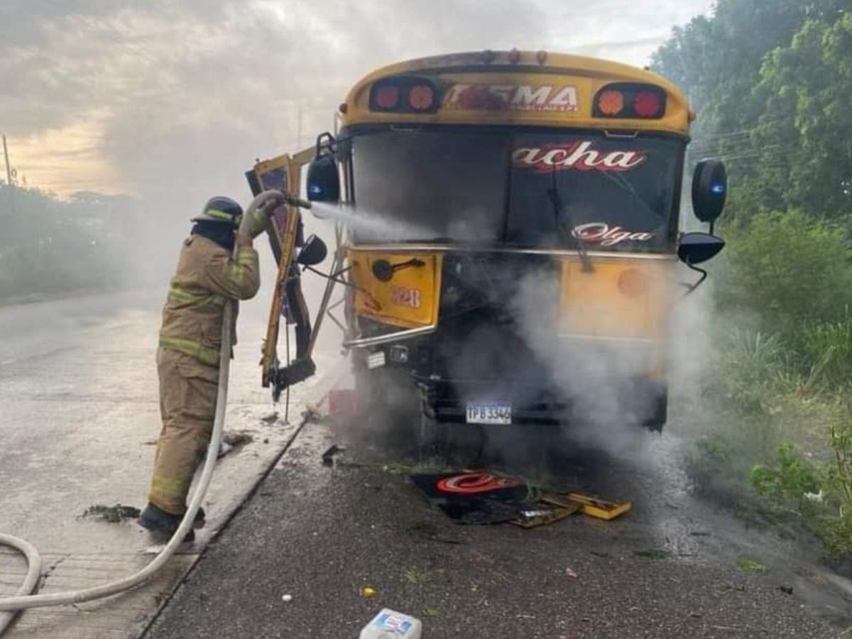 Bus se prende en llama tras colisionar con camioneta
