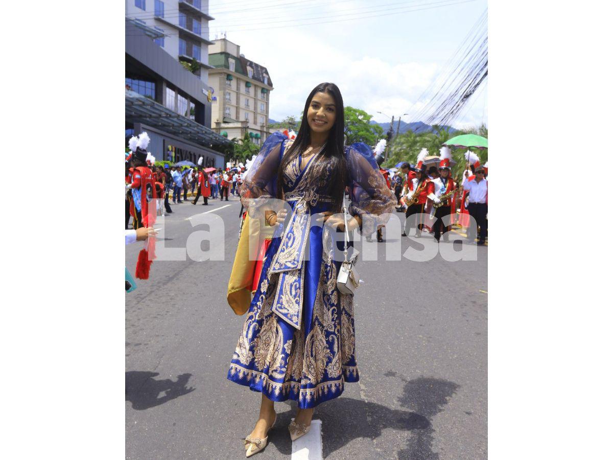 ¿Quién es la bella maestra que acaparó miradas en los desfiles de San Pedro Sula?
