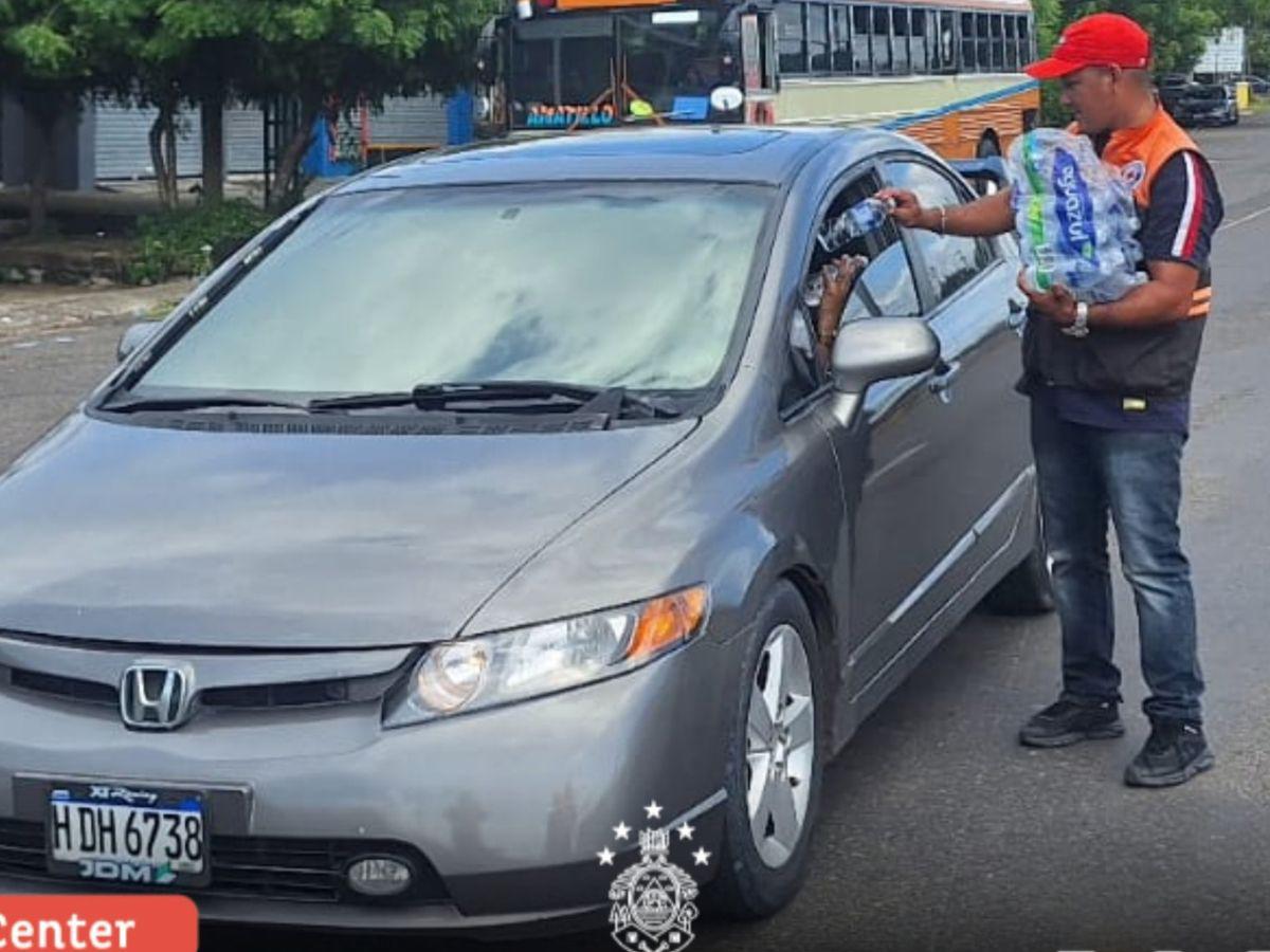 Honduras entrega bebidas a quienes transitan hacia El Salvador pese a roce por comunicado