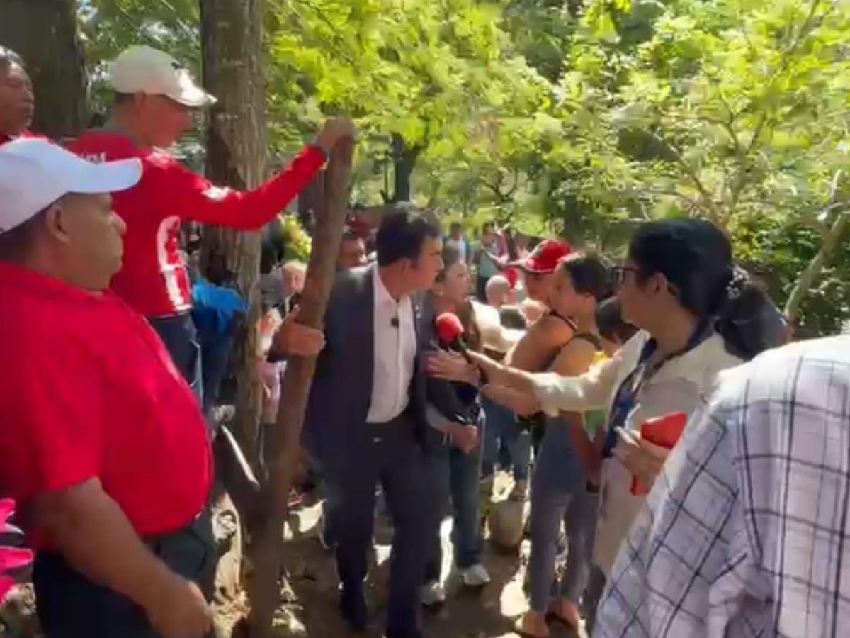 Salvador Nasralla acompaña a  familias de las víctimas de accidente en Santa Bárbara
