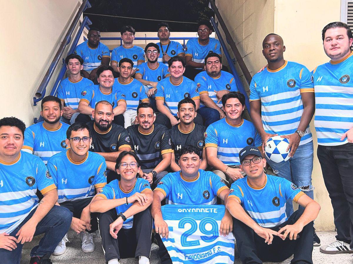 Equipo Periodismo FC presenta uniforme en homenaje al periodista René Gavarrete en Unah-Cortés