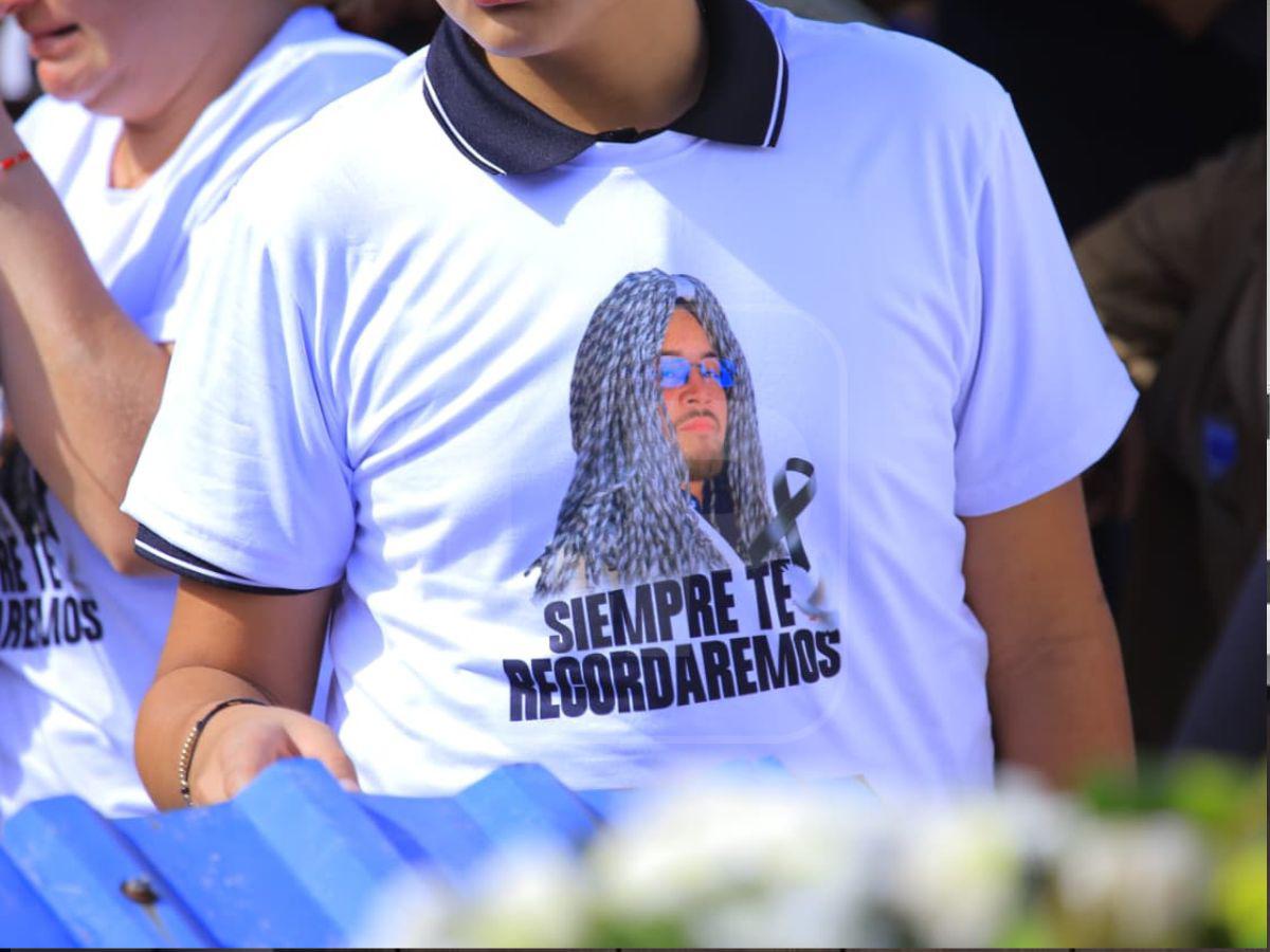 Te fuiste, doña Mecha”: fotos desgarradoras del sepelio de Hernán Martínez