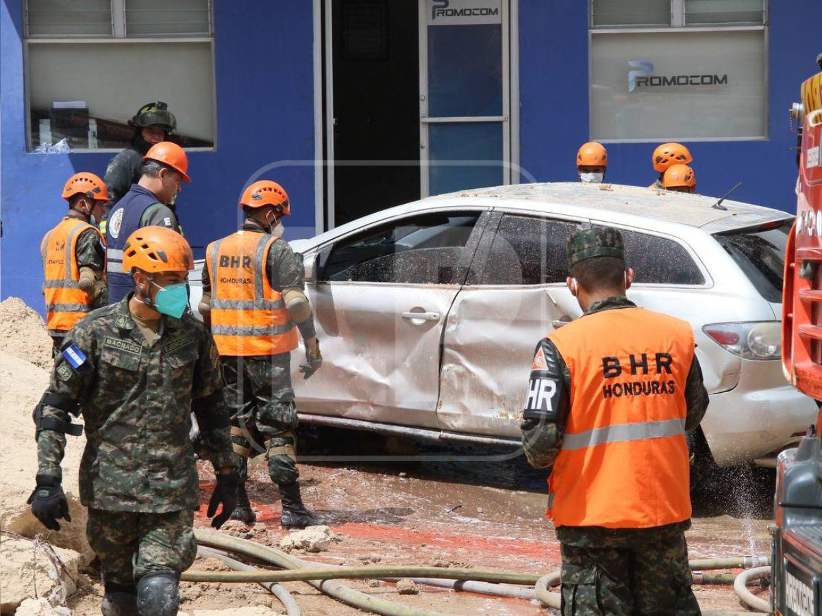 Así es la heroica labor del Cuerpo de Bomberos en medio del derrumbe en el anillo periférico