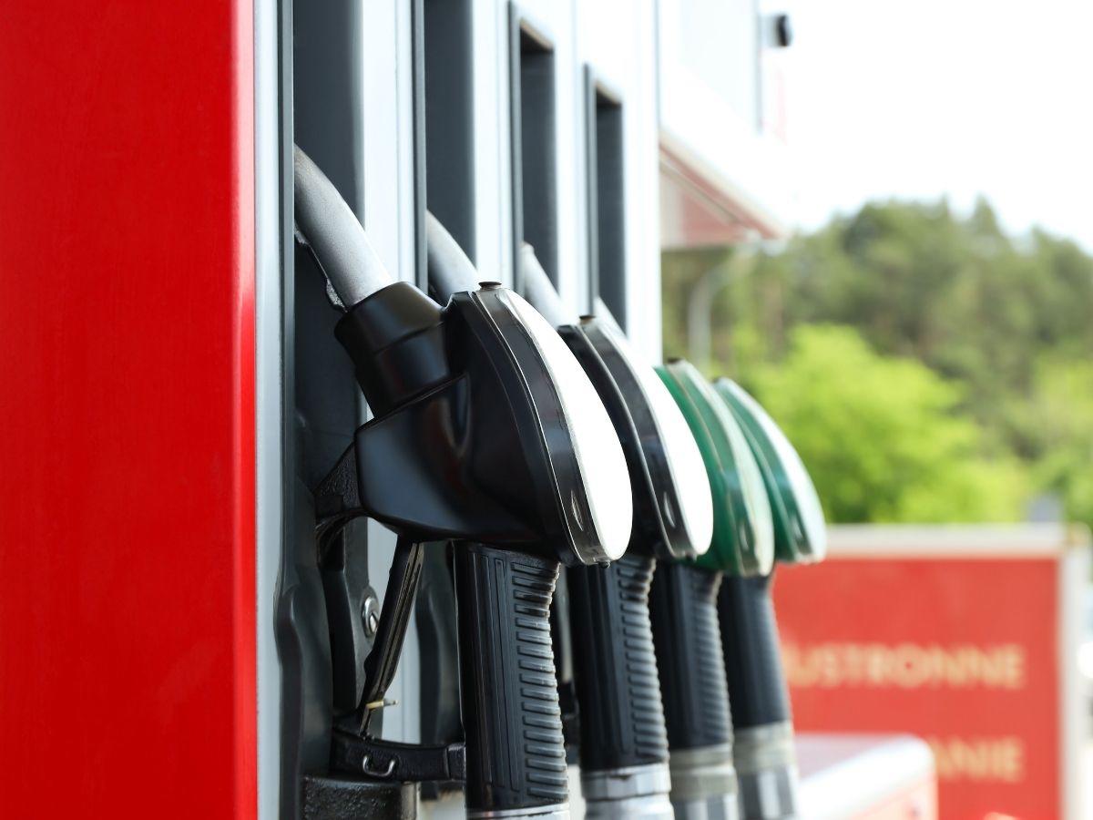 Golpe al bolsillo: estas son las causas que están disparando el precio de los combustibles en Honduras
