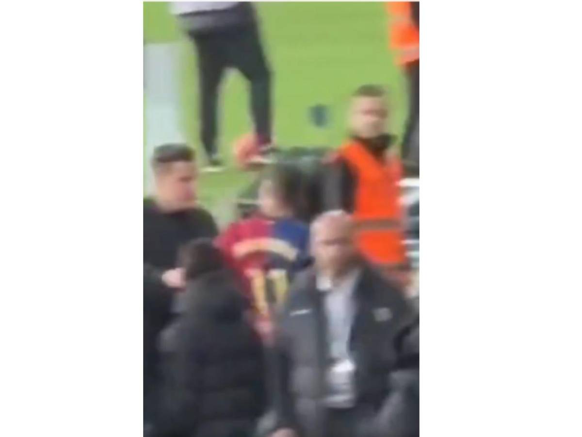 Raphinha pierde el control con el Barca y se lleva a Ter Stegen de encuentro