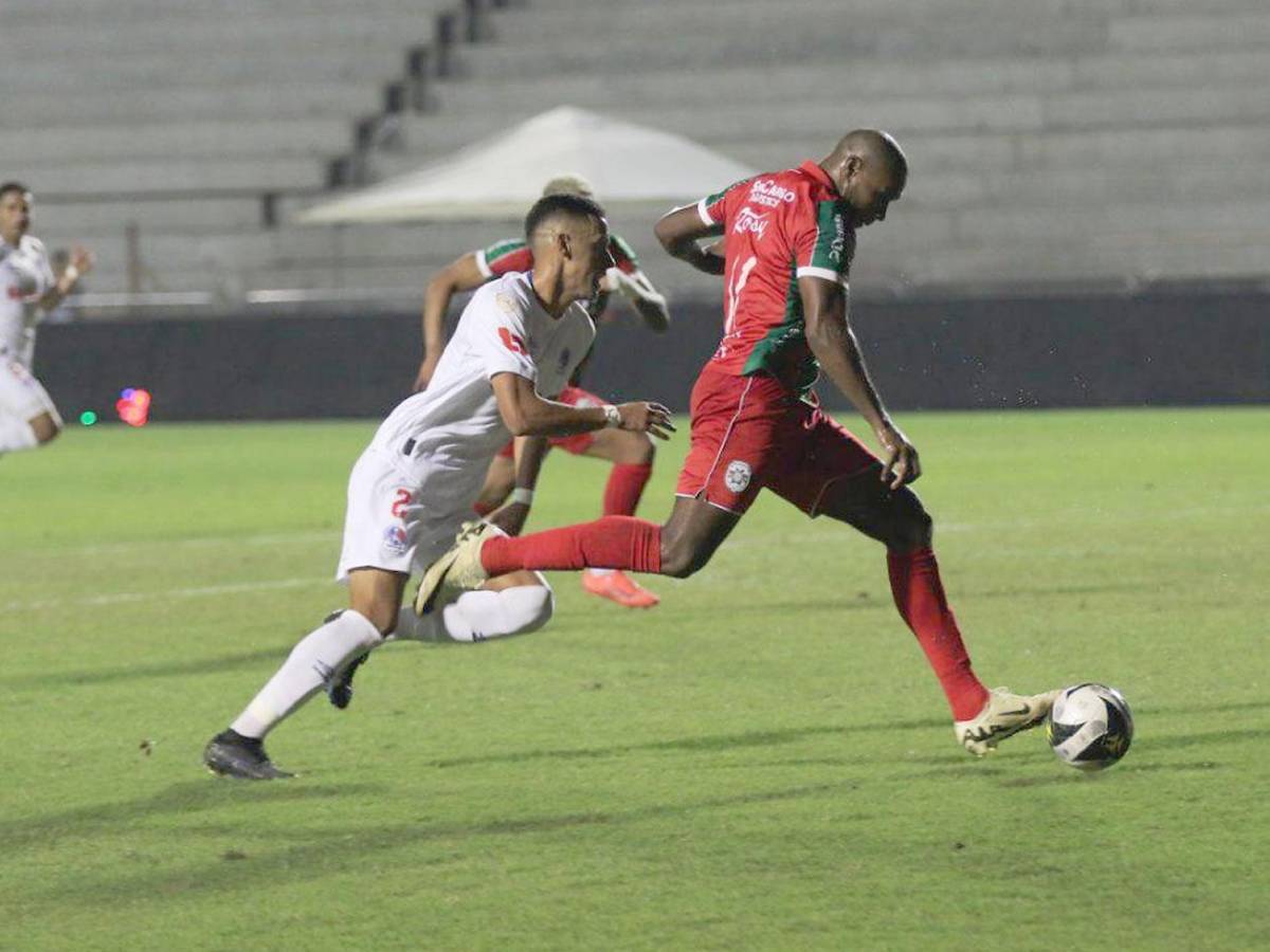 Tremenda pelea de jugadores, tristeza de Keosseián y percance con hincha