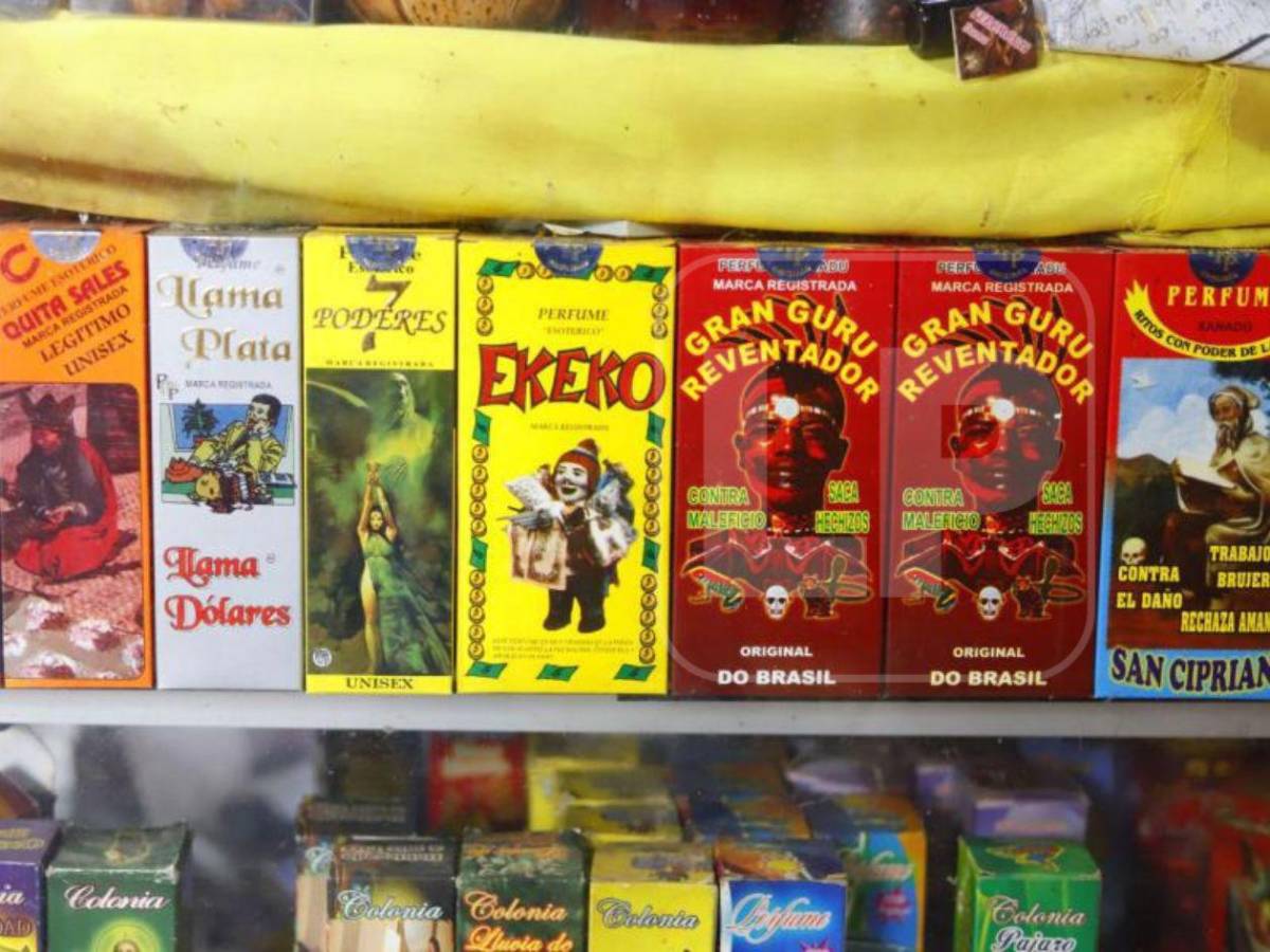 Velas, hierbas y santos: el colorido mundo de las botánicas del mercado El Rápido de SPS