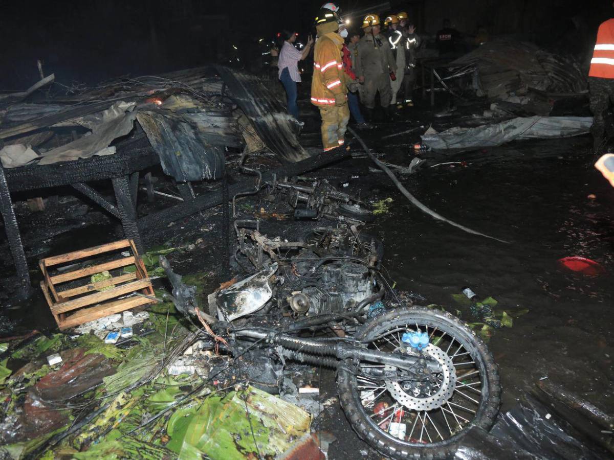Las fotos más impactantes del incendio en el mercado Medina
