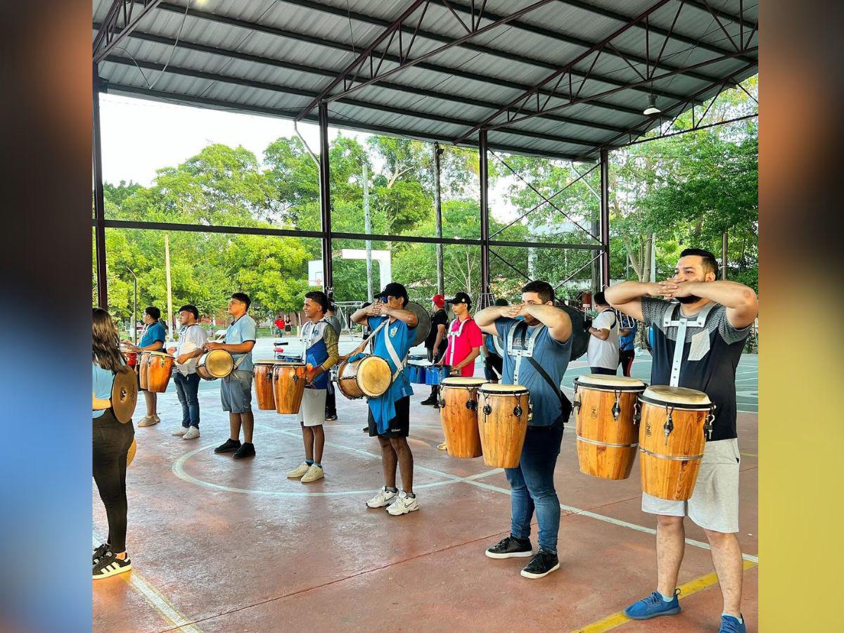 Joven de la Banda del JTR viaja con su madre a Colombia; cumple su sueño