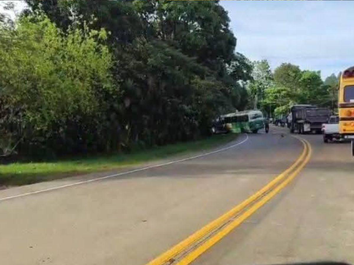 Aparatoso accidente entre un bus y pickup deja jóvenes heridos en Intibucá