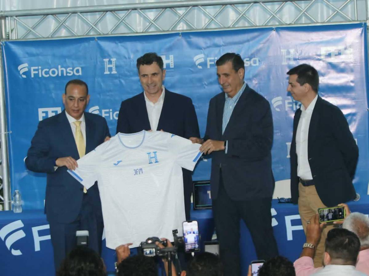 Francisco Molina y el incómodo momento en presentación con Honduras: ¿quién lo acompaña?