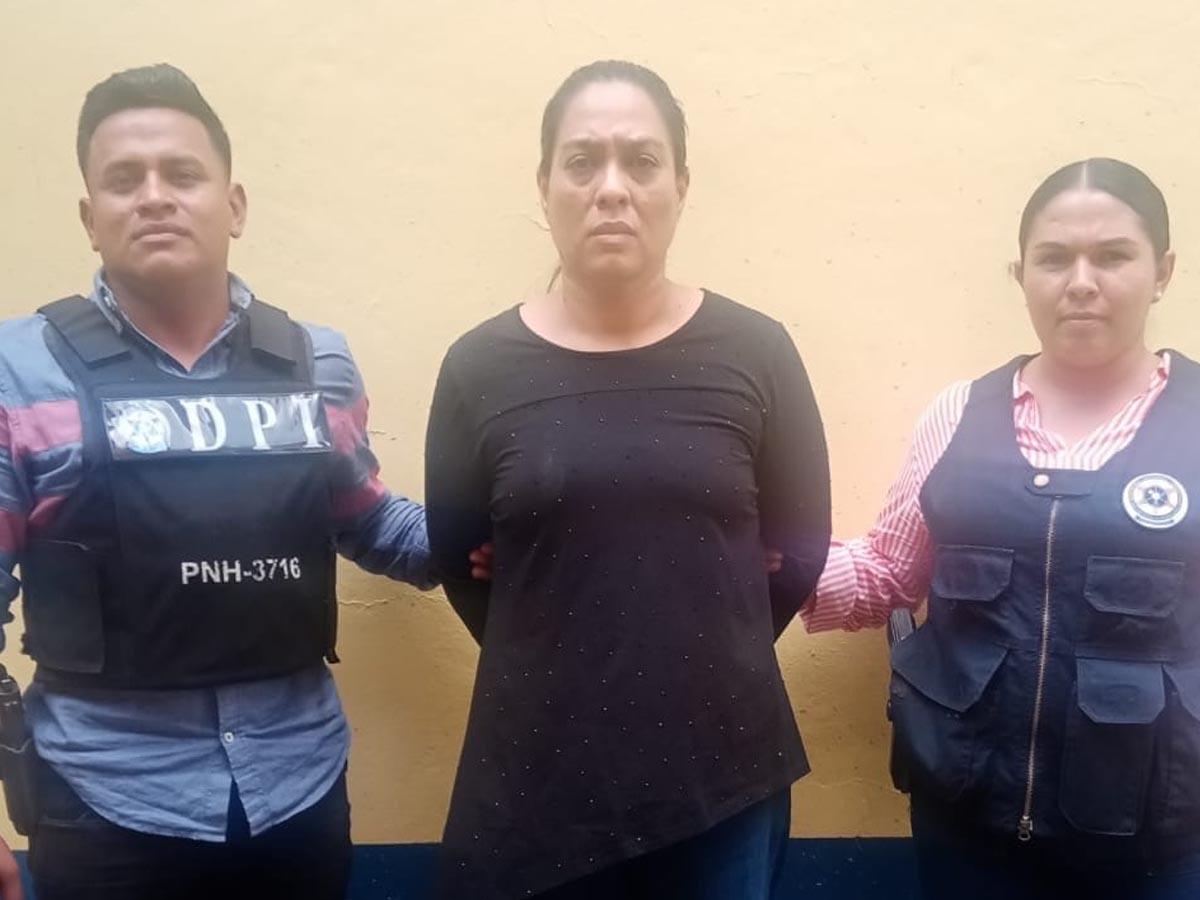 Capturan a maestra acusada de abusar de una alumna de 14 años