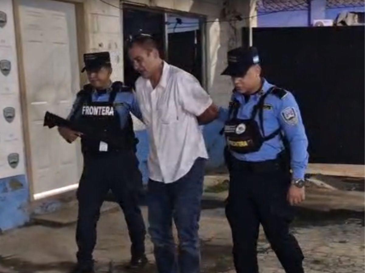 Detienen a norteamericano por manosear a una mujer en avión