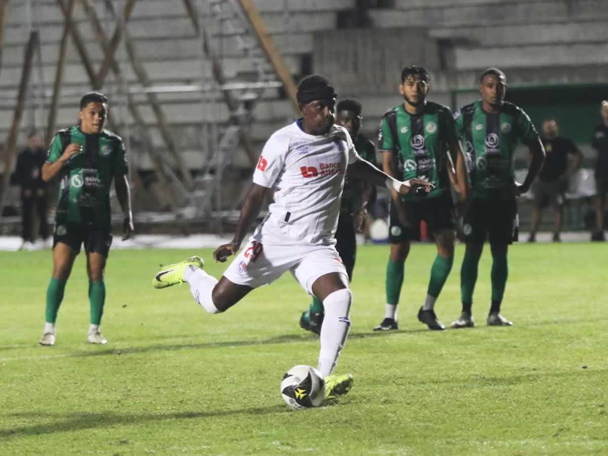El lanzamiento de penal de Alberth Elis contra el Juticalpa FC.