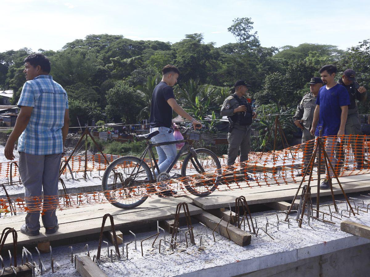 Personas transitan por el puente que está en construcción en donde funcionó el paso conocido como “la plancha de Cemcol”.