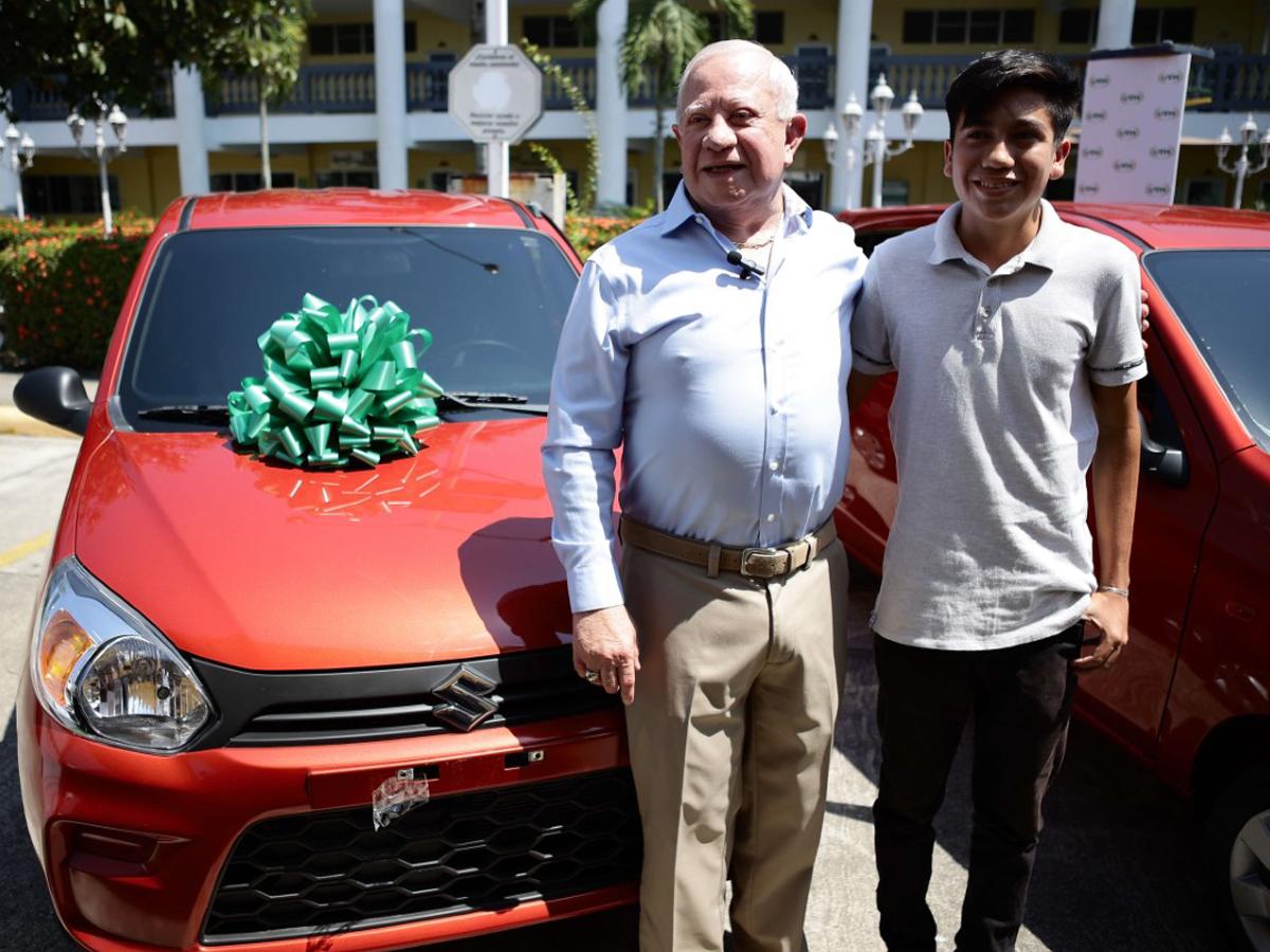 Ever Daney Cruz con tan solo 18 años de edad fue uno de los afortunados ganadores, recibió las llaves de su nuevo vehículo de manos del Presidente de UTH Roger Valladares.