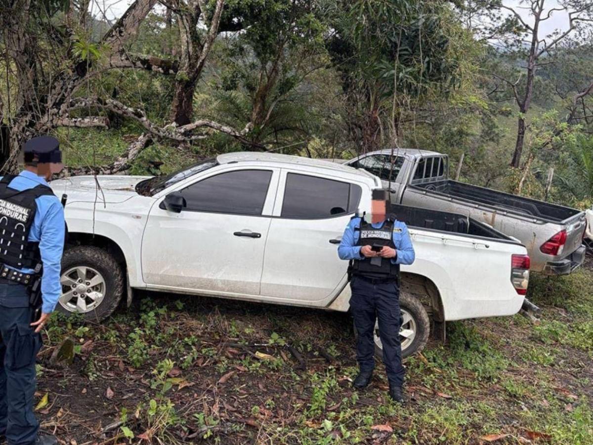 Hallan tres vehículos pickup con reporte de robo en zona montañosa de Azacualpa