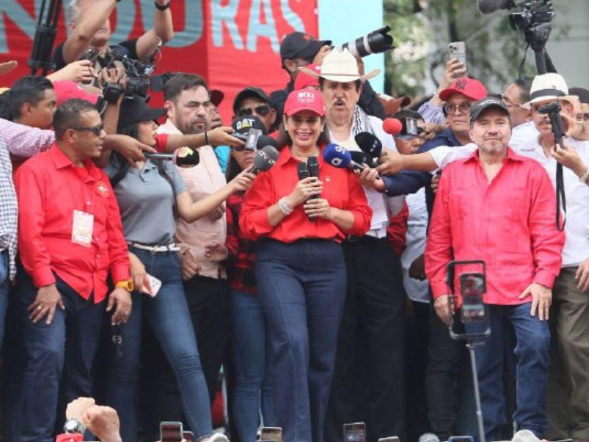 Políticos de Libre roban protagonismo a obreros en marcha del Día del Trabajador