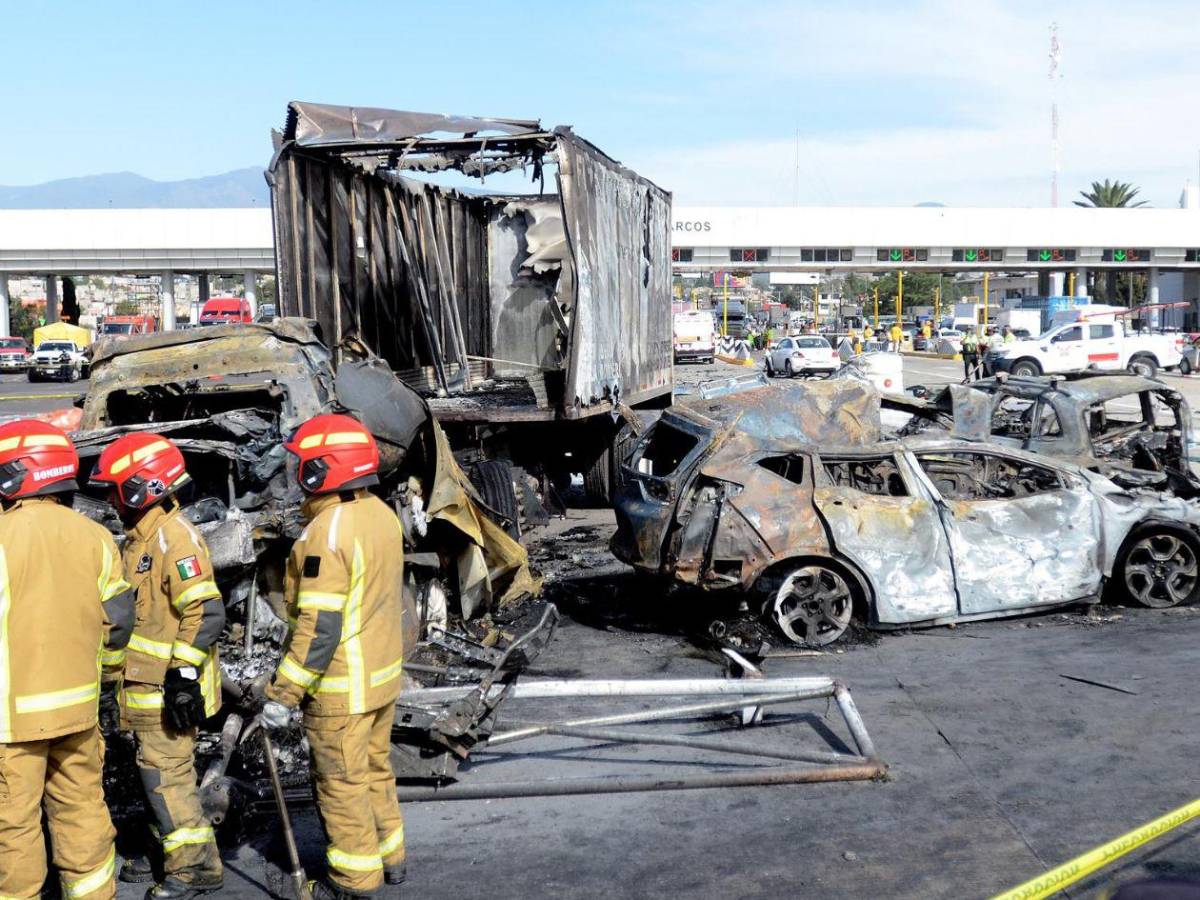 Al menos 21 muertos deja aparatoso accidente de carretera