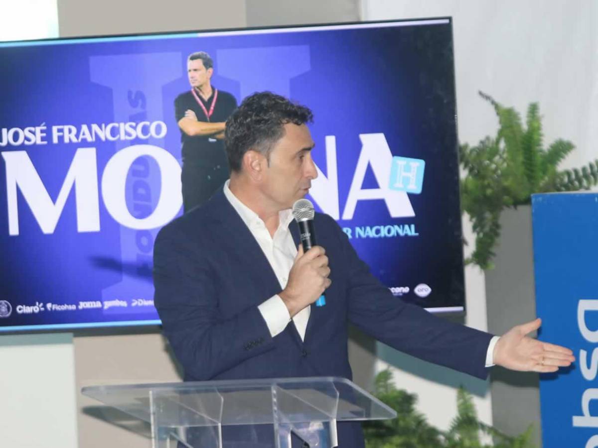 Francisco Molina y el incómodo momento en presentación con Honduras: ¿quién lo acompaña?