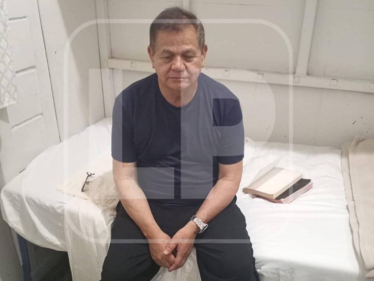 El general Romeo Vásquez Velásquez sale de su escondite