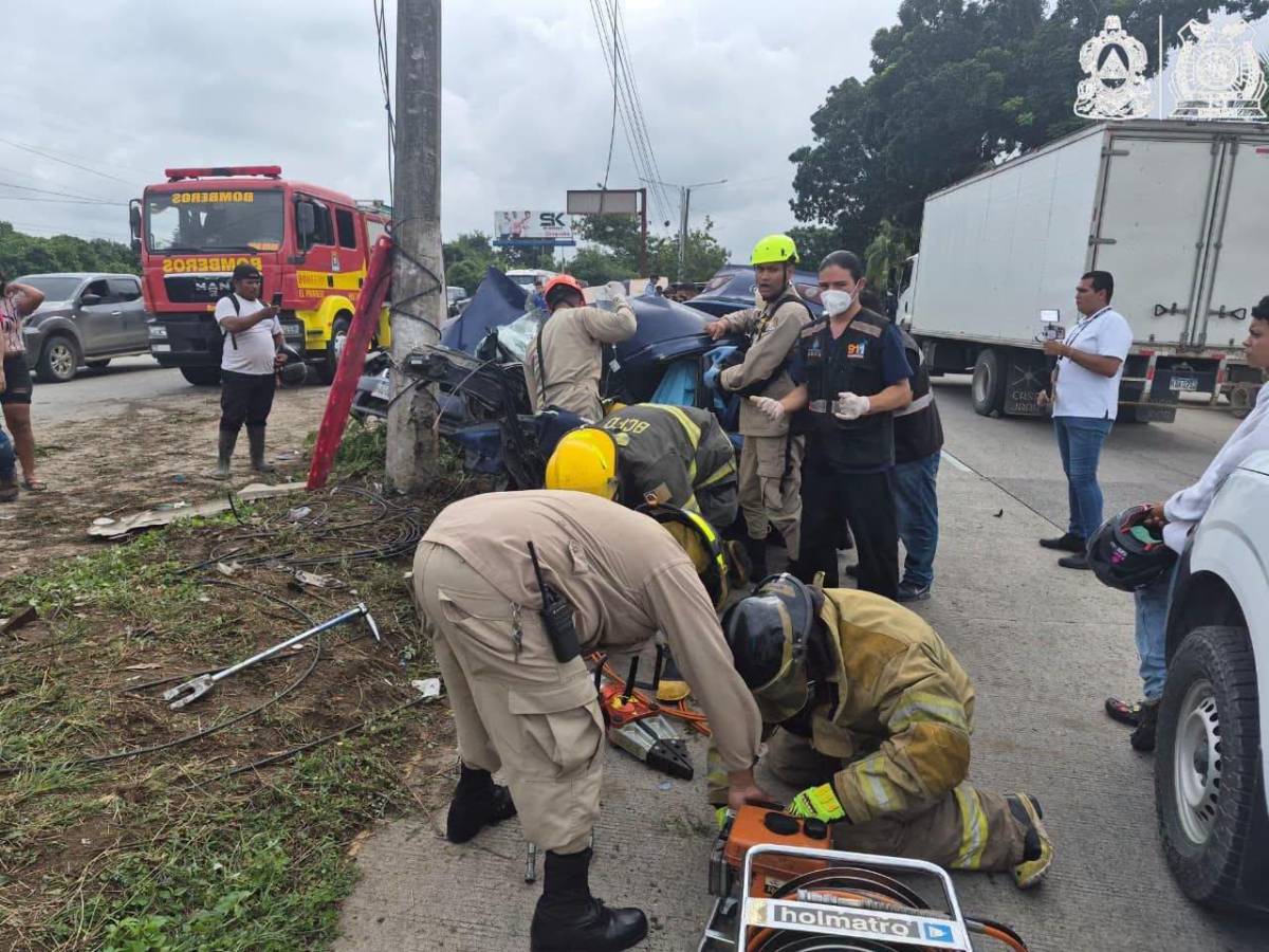 El carro quedó destrozado, pero Alexander sobrevive de milagro tras choque en San Manuel