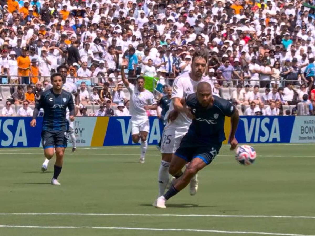 Real Madrid- Pachuca: Enfado de Xabi, mofa a Vinicius y polémico gesto de árbitro