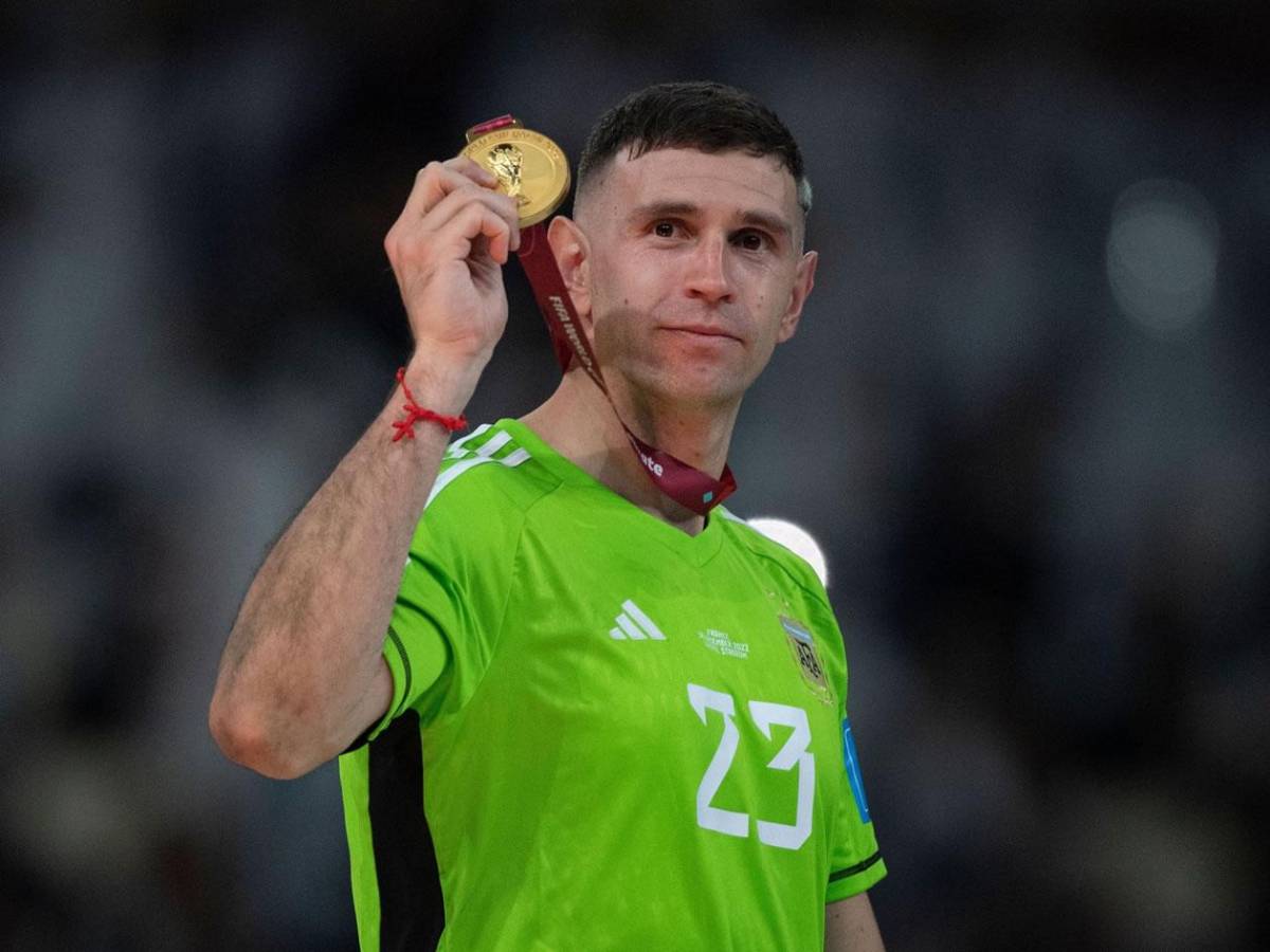 'Dibu' Martínez: los dos gigantes de Europa que pelean fichaje del portero argentino