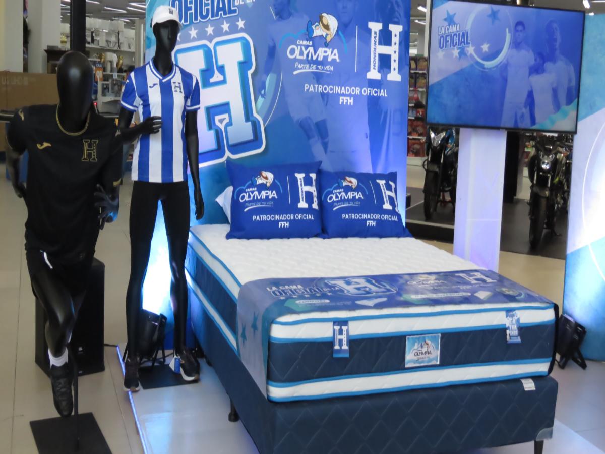 El precioso diseño de la Cama Oficial de la H, inspirado en los colores de la bandera hondureña, refleja el amor y la pasión por el deporte.