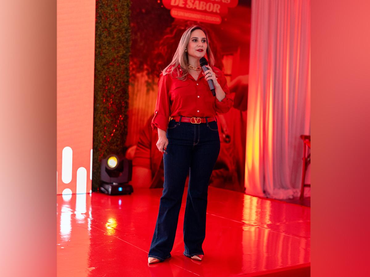 Melany Galeano, líder de Marca Delicia, destacó la tecnología de los nuevos empaques resellables que garantizan la frescura y sabor de los productos de la marca.