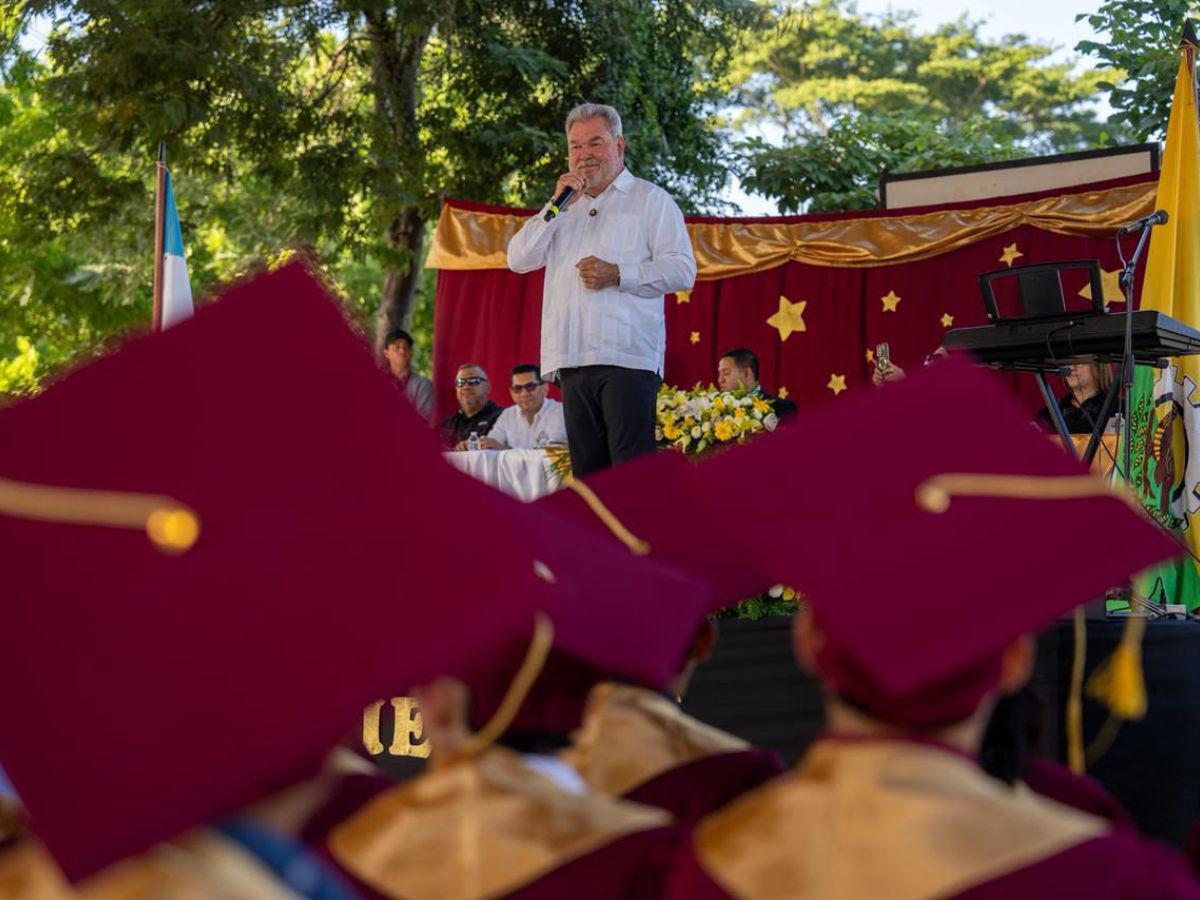 El motivador mensaje de Roberto Contreras para graduandos en Chamelecón