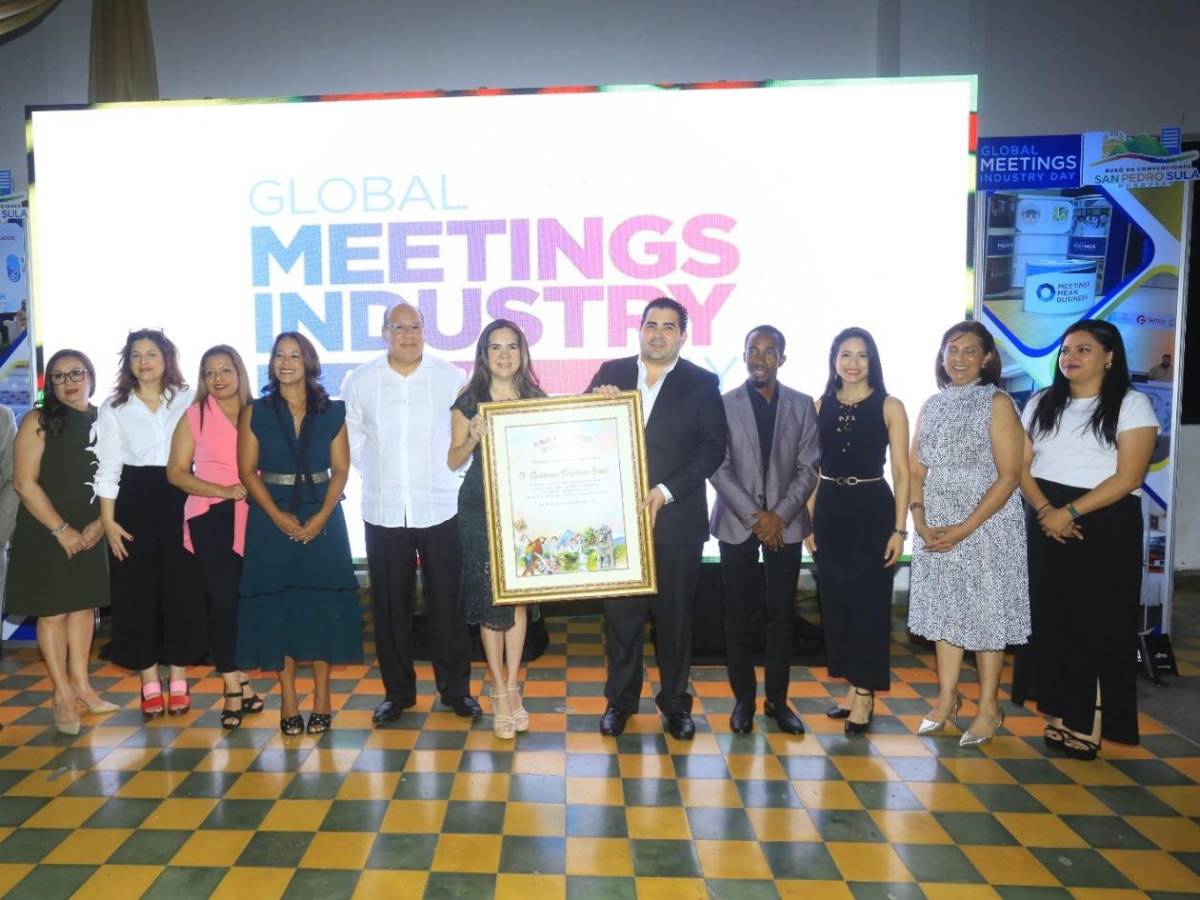 Homenaje a Guillermo Orellana, presidente del Buró de Convenciones de SPS