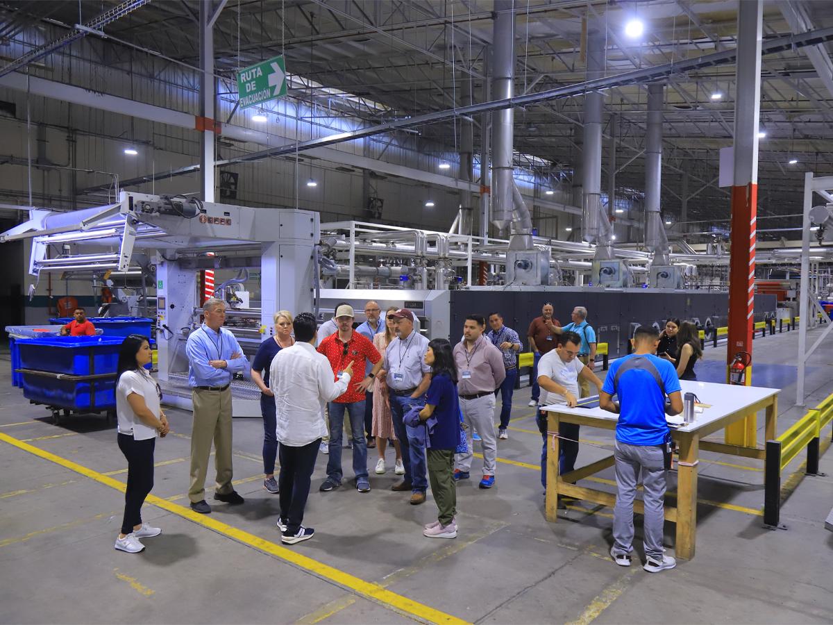 Los visitantes expresaron su admiración hacia GK Global por sus proyectos de generación de empleo masivo y de economía circular y sostenible.