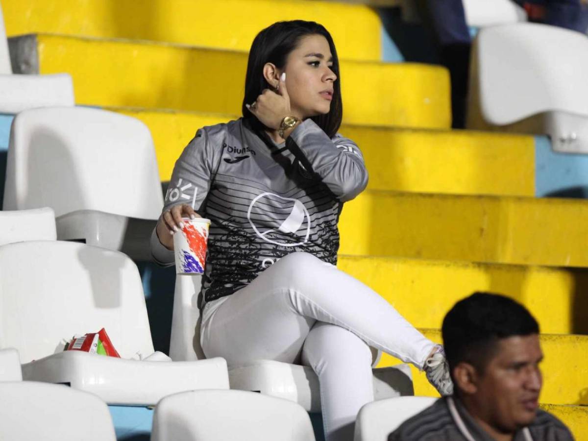 Bellas chicas adornan el Motagua vs Olimpia: ¿Laura Meza en el estadio?
