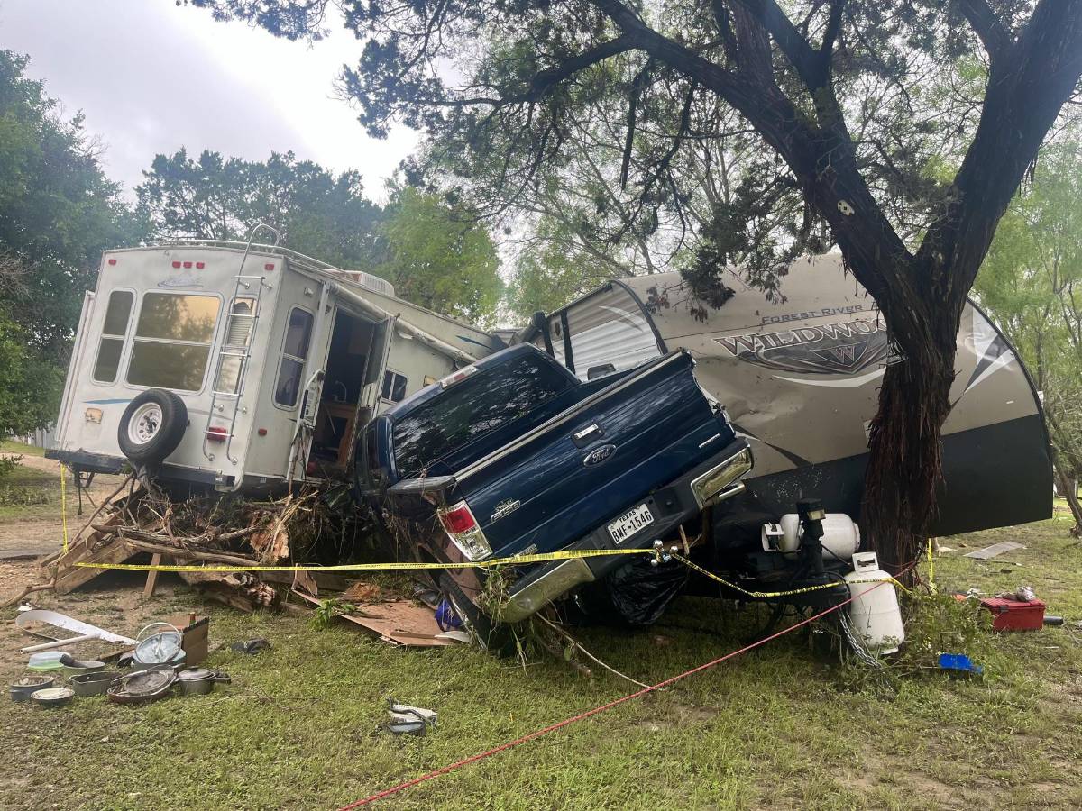 Inundaciones dejan 27 personas muertas y decenas de desaparecidos en Texas