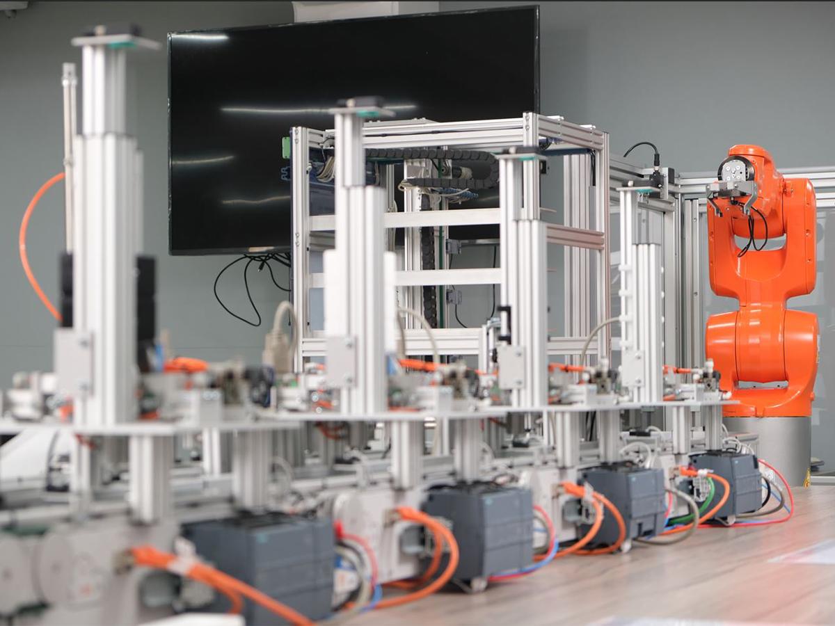 Los laboratorios de UTH cuentan con modernos equipos, además de el personal capacitado para hacer uso del mismo.