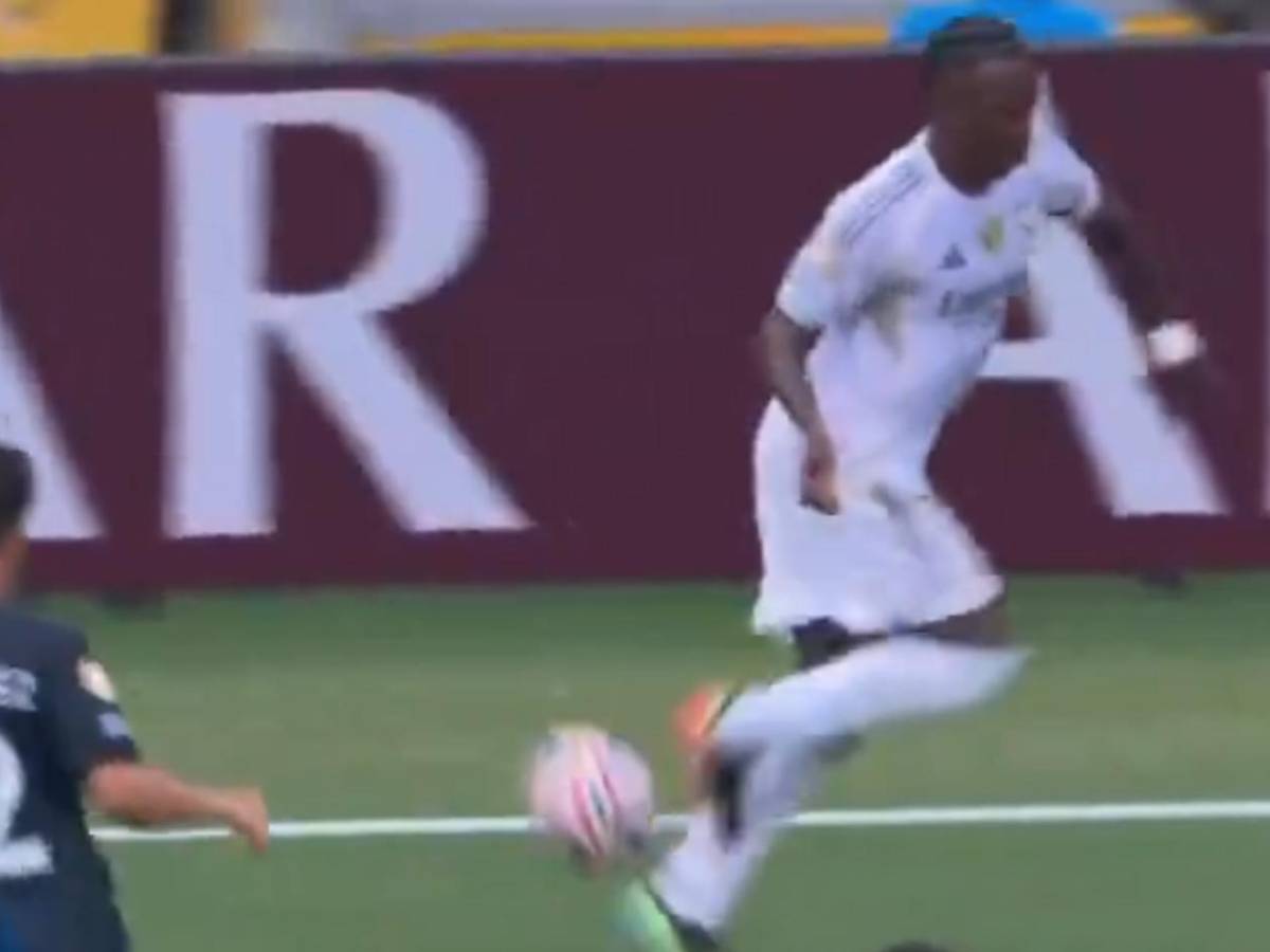 Real Madrid- Pachuca: Enfado de Xabi, mofa a Vinicius y polémico gesto de árbitro