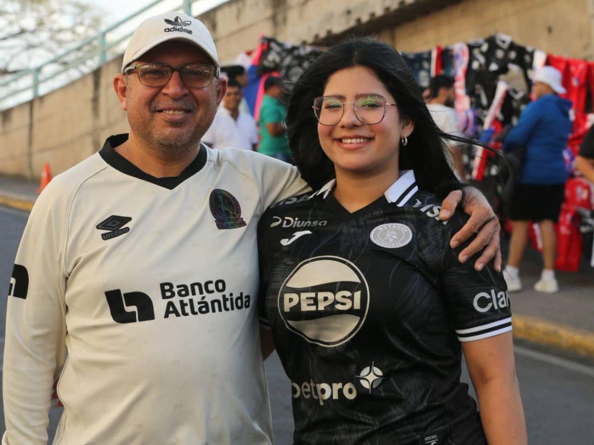 Las bellezas del clásico, show de Ultra Fiel y ambientazo para el Olimpia-Motagua
